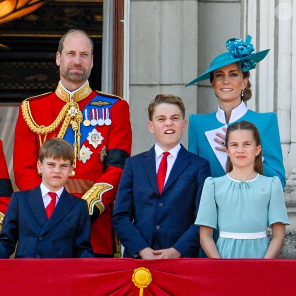 Le prince William, prince de Galles, Le prince Louis de Galles, Le prince George de Galles, Catherine (Kate) Middleton, princesse de Galles, La princesse Charlotte de Galles - Les membres de la famille royale britannique au balcon de Buckingham Palace lors de la cérémonie Trooping the Colour à Londres, le 14 juin 2025. © Backgrid / Bestimage