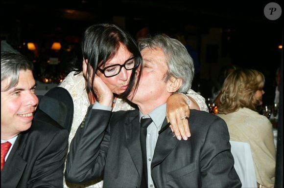 Et de compléter : "J''ai voulu partir. Alain m'a retenue en me proposant de me conduire ensuite à Genève pour prendre l'avion. Je lui ai glissé, comme porte-bonheur, une petite médaille". Nana Mouskouri et Alain Delon à la soirée de Gala au profit de la lutte contre la maladie d'Alzheimer au Byblos, le 13 juillet 2004. (DOMINIQUE JACOVIDES / BESTIMAGE).