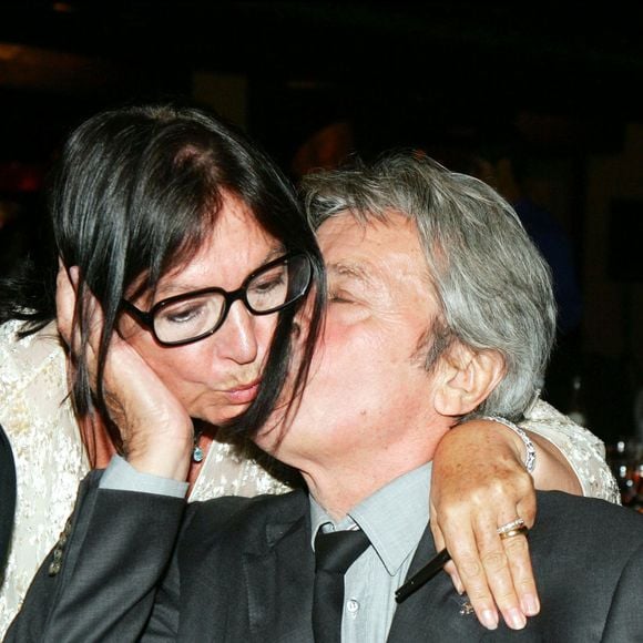 Et de compléter : "J''ai voulu partir. Alain m'a retenue en me proposant de me conduire ensuite à Genève pour prendre l'avion. Je lui ai glissé, comme porte-bonheur, une petite médaille". 

Nana Mouskouri et Alain Delon à la soirée de Gala au profit de la lutte contre la maladie d'Alzheimer au Byblos, le 13 juillet 2004. (DOMINIQUE JACOVIDES / BESTIMAGE).