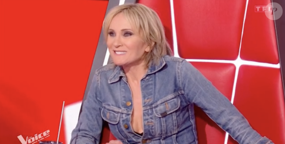 Totalement charmée par le grain de voix du chanteur, l'interprète du titre "Mon mec à moi" tente immédiatement de lui faire comprendre qu'elle serait ravie de travailler avec lui. 

The Voice, TF1, 1er mars 2025