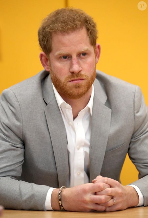 Pour beaucoup, il s'agit d'un rameau d'olivier (symbole de paix) tendu par Harry au couple 

Le prince Harry, duc de Sussex, lors de l'ouverture officielle de "Future", une nouvelle zone pour les jeune à Barking and Dagenham. Le 11 avril 2019 EXPRESS SYNDICATION / BESTIMAGE