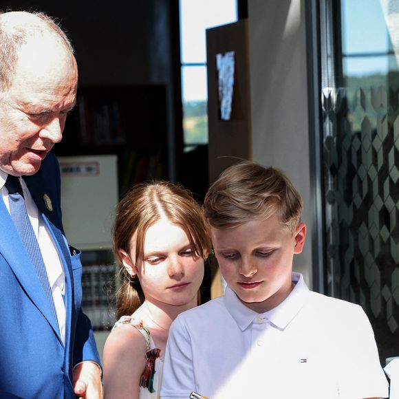 Grâce à ces quelques cours, le comté de Carlat n’avait plus aucun secret pour les jumeaux avant leur arrivée en France !

Le prince Albert II de Monaco, la princesse Charlène de Monaco, le prince Jacques de Monaco, marquis des Baux, et la princesse Gabriella de Monaco, comtesse de Carladès, ont été accueillis à Mur-de-Barrez en aveyron par M. Pierre Ignace, le maire de la commune et membre de la délégation officielle française lors de la récente visite d’État à Monaco. Une nouvelle médiathèque, créée par la Communauté de communes Aubrac-Carladez-Viadène, a été officiellement baptisée Médiathèque Princesse Gabriella, le 9 juillet 2025. © JC Vinaj/Pool/Bestimage