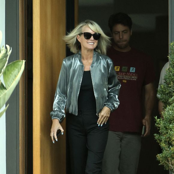 Exclusif - Laeticia Hallyday dans sa villa de Pacific Palisades à Los Angeles le 15 septembre 2023. © Agence / Bestimage