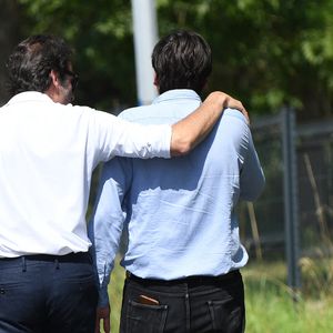 Anthony Delon et son demi-frère Alain-Fabien découvrent les hommages devant les grilles de la propriété de Douchy, quelques heures avant les obsèques de leur père, A.Delon, le 24 août 2024. (Agence / Bestimage).