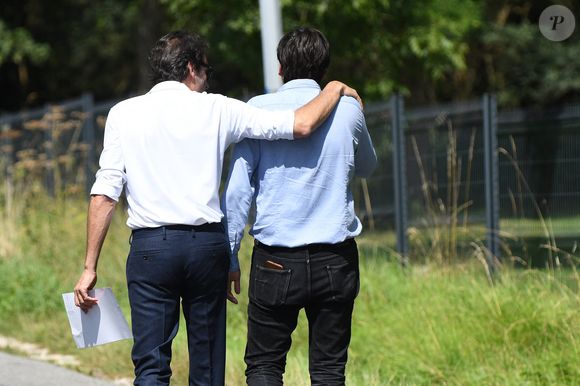 Anthony Delon et son demi-frère Alain-Fabien découvrent les hommages devant les grilles de la propriété de Douchy, quelques heures avant les obsèques de leur père, A.Delon, le 24 août 2024. (Agence / Bestimage).
