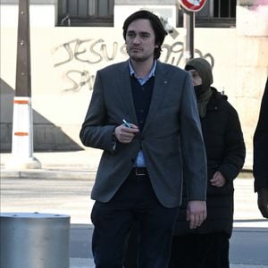 Alain-Fabien Delon assiste son passage en audience, dans le procès l'opposant à sa soeur A.Delon, devant la 17ème chambre correctionnelle du tribunal judiciaire de Paris, le 17 mars 2026. 

Agence / Bestimage