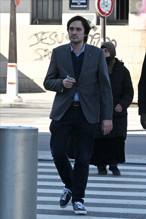 Alain-Fabien Delon assiste son passage en audience, dans le procès l'opposant à sa soeur A.Delon, devant la 17ème chambre correctionnelle du tribunal judiciaire de Paris, le 17 mars 2026. 

Agence / Bestimage