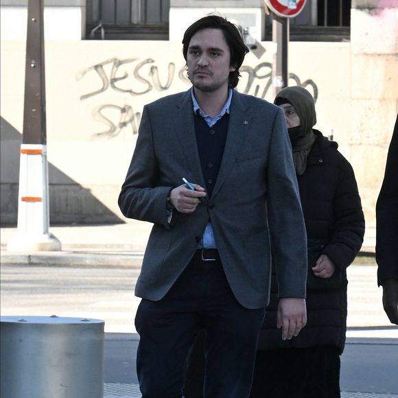 Alain-Fabien Delon assiste son passage en audience, dans le procès l'opposant à sa soeur A.Delon, devant la 17ème chambre correctionnelle du tribunal judiciaire de Paris, le 17 mars 2026. 

Agence / Bestimage