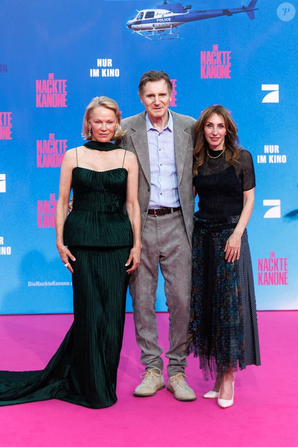 Pamela Anderson, Liam Neeson, Erica Huggins - Première du film "Naked Gun" à Berlin, le 24 juillet 2025 AGENCE / BESTIMAGE