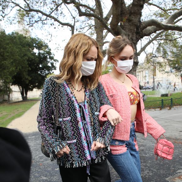 Vanessa Paradis et sa fille Lily-Rose Depp à la sortie du défilé de mode prêt-à-porter printemps-été 2021 "Chanel" au Grand Palais à Paris, le 6 octobre 2020. Agence / Bestimage