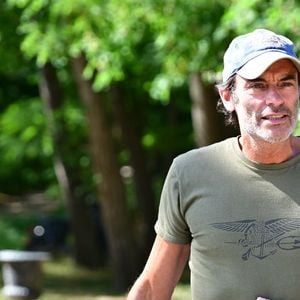 Exclusif - Un an jour pour jour après le décès d'Alain Delon, son fils Anthony (avec Loubo, le berger belge de son père) lui a rendu hommage au domaine familial de Douchy dans le Loiret, France, le 18 août 2025 © Christian Liewig/Bestimage