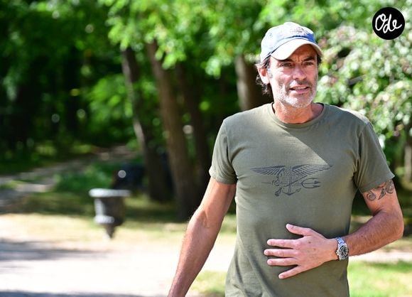 Exclusif - Un an jour pour jour après le décès d'Alain Delon, son fils Anthony (avec Loubo, le berger belge de son père) lui a rendu hommage au domaine familial de Douchy dans le Loiret, France, le 18 août 2025 © Christian Liewig/Bestimage
