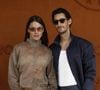 Pierre Niney portait alors un pantalon fluide et une veste bleu marine pour un look structuré mais décontracté...

Pierre Niney et sa compagne Natasha Andrews lors des Internationaux de France de Tennis de Roland Garros 2026, à Paris, France, le 7 juin 2026. © Jacovides-Moreau/Bestimage
