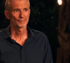 Scène surréaliste dans "Koh-Lanta".

Denis Brogniart dans "Koh-Lanta, La Revanche des quatre Terres"