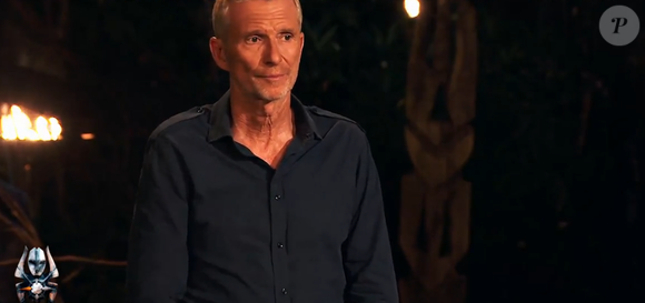 Scène surréaliste dans "Koh-Lanta".

Denis Brogniart dans "Koh-Lanta, La Revanche des quatre Terres"