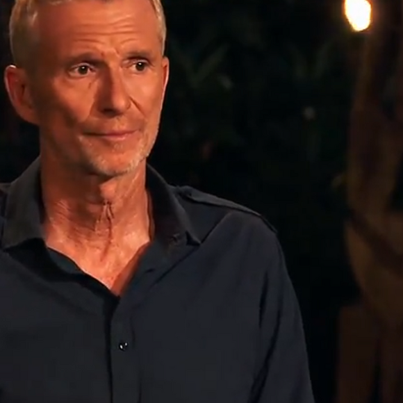 Scène surréaliste dans "Koh-Lanta".

Denis Brogniart dans "Koh-Lanta, La Revanche des quatre Terres"