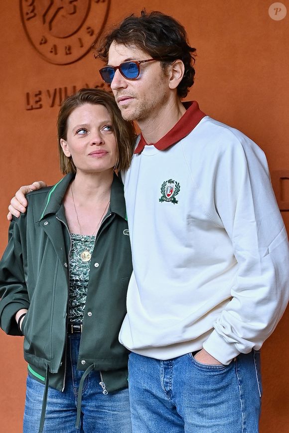 Dans une interview accordée à "Gala", Raphaël s'est confié sur ce nouveau spectacle, mais aussi sur sa famille.

Mélanie Thierry et Raphaël à Roland Garros 2024 à Paris, le 3 juin 2022. 

Photo : ABACAPRESS.COM