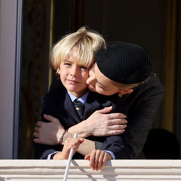 Beatrice Borromeo et Stefano Ercole Carlo Casiraghi - La famille princière de Monaco au balcon du palais, à l'occasion de la Fête Nationale de Monaco, le 19 novembre 2024. © Jacovides-Bebert/Bestimage
