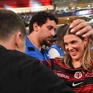 Iris Mittenaere et son compagnon Antoine Dupont - I.Mittenaere enlace son compagnon A.Dupont à l'issue de la victoire des Toulousains en finale du Top 14, face à Montpellier (28 - 20) au stade de France, le 27 juin 2026. 
© Christian Liewig / Bestimage