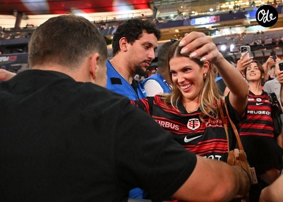 Iris Mittenaere et son compagnon Antoine Dupont - I.Mittenaere enlace son compagnon A.Dupont à l'issue de la victoire des Toulousains en finale du Top 14, face à Montpellier (28 - 20) au stade de France, le 27 juin 2026. 
© Christian Liewig / Bestimage