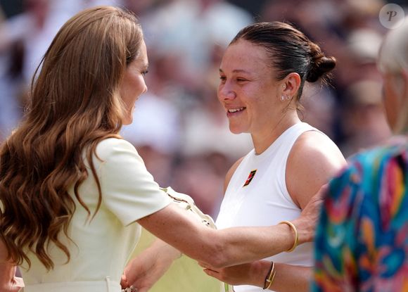 Elle n'a pas manqué de réconforter l'américaine Amanda Anisimova, en larmes suite à sa défaite avant de...

La princesse de Galles console Amanda Anisimova après la finale du simple dames, le treizième jour des championnats de Wimbledon 2025, au All England Lawn Tennis and Croquet Club, à Londres, au Royaume-Uni, le 12 juillet 2025. Photo de John Walton/PA Wire/ABACAPRESS.COM