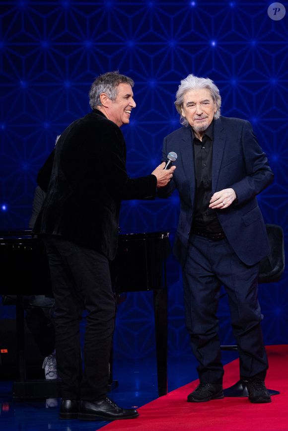 Serge Lama, Julien Clerc pour les surprises lors de l'enregistrement de l'émission "La Boîte à secrets", présentée par F.Bollaert et diffusée le 2 janvier 2026 sur France 3, dans les studios du Lendit à Saint-Denis, France, le 1er décembre 2025. © Cyril Moreau/Bestimage