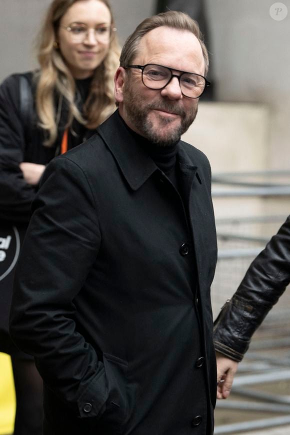 Mais si l’acteur a parlé de sa descendance, c’est surtout pour souligner la différence qu’il a pu constater entre leur manière de vivre et celle qu’il avait à leur âge.

27 novembre 2025. Kiefer Sutherland vu à la BBC Broadcasting House à Londres. GOFF  / BESTIMAGE