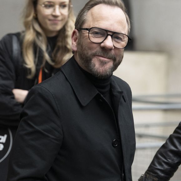 Mais si l’acteur a parlé de sa descendance, c’est surtout pour souligner la différence qu’il a pu constater entre leur manière de vivre et celle qu’il avait à leur âge.

27 novembre 2025. Kiefer Sutherland vu à la BBC Broadcasting House à Londres. GOFF  / BESTIMAGE