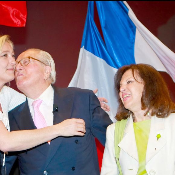 Jean-Marie Le Pen, son épouse Jany et sa fille Marine, lors d'un meeting.