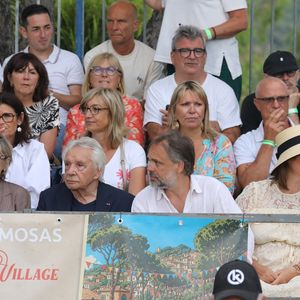 Semi-exclusif - Michel Sardou et sa femme Anne-Marie Périer, Romain Sardou et sa compagne Kym Thiriot enceinte - Michel Sardou rend hommage à son père en famille lors du premier trophée de pétanque "Fernand Sardou" à Bormes-les-Mimosas le 29 mai 2026. Le célèbre chanteur est venu en famille avec sa femme, son fils Romain avec son fils de deux ans et demi et de sa compagne enceinte de son deuxième enfant.
La première édition du Trophée Fernand Sardou est organisée du 29 au 31 mai au coeur du village de Bormes les Mimosas. Une initiative portée par Michel et son fils Romain, pour rendre hommage à leur illustre parent Fernand Sardou au travers d'un tournoi de pétanque.
En lien avec la municipalité et l'Amicale Bouliste Borméenne (ABB), un premier Trophée Fernand Sardou sera organisé avec deux grands temps forts : Le vendredi, dès 18h, un tournoi d'exhibition sera proposé et verra s'affronter 16 triplettes. Puis un concours fédéral à pétanque sera organisé le weekend et ouvert à tous les amateurs. 128 équipes seront réparties sur les sites les plus emblématiques du village, à savoir au boulodrome de la place Saint-François, mais aussi au parc Cigalou, sur le site du château et à l'ancien stade. © Franz Chavaroche/Bestimage