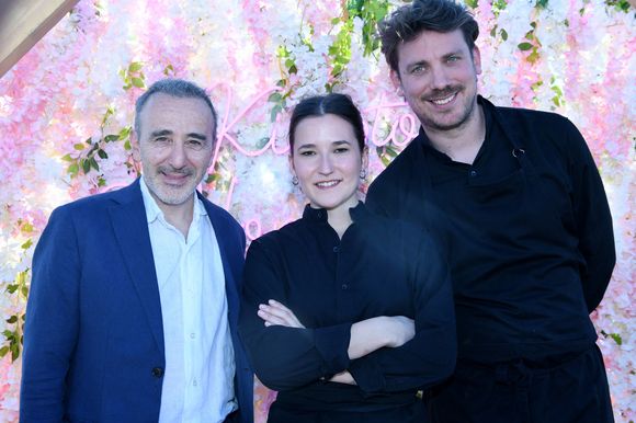 Exclusif - Élie Semoun, la cheffe Philippine Jaillet (top chef), le chef Charles Neyers (top chef) - Le rooftop du Kimpton St Honoré Paris accueille tous les dimanches "Fifi & Charles" (les chefs Philippine Jaillet et Charles Neyers). Le 9 avril 2025. © Rachid Bellak / Bestimage