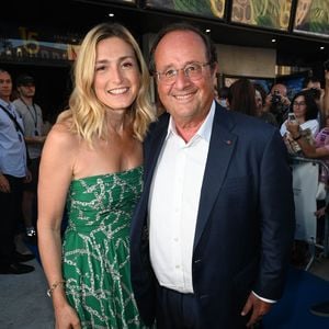 François Hollande réside avec Julie Gayet dans le 20ᵉ arrondissement de Paris, où la présence policière gêne certains voisins.

Julie Gayet et son mari François Hollande lors du 15ème festival du film francophone de Angoulême (jour 4) au cinéma CGR à Angoulême, France, le 26 août 2022. © Coadic Guirec/Bestimage