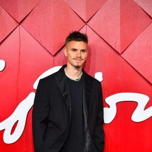 Le film raconte l’histoire d’un jeune tennisman visant un grand titre parisien.

Romeo Beckham - Photocall de la soirée des "British Fashion Awards 2023" au Royal Albert Hall à Londres, le 4 décembre 2023.
SGP / BESTIMAGE