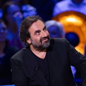 Exclusif - André Manoukian lors de l'enregistrement de l'émission "La Boîte à secrets", présentée par F.Bollaert et diffusée le 16 janvier 2026 sur France 3, dans les studios du Lendit à Saint-Denis, France, le 16 décembre 2025. © Cyril Moreau/Bestimage