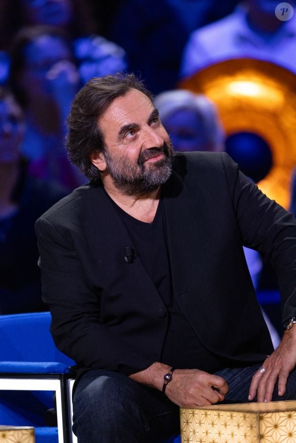 Exclusif - André Manoukian lors de l'enregistrement de l'émission "La Boîte à secrets", présentée par F.Bollaert et diffusée le 16 janvier 2026 sur France 3, dans les studios du Lendit à Saint-Denis, France, le 16 décembre 2025. © Cyril Moreau/Bestimage