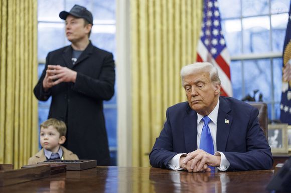 De quoi se poser des questions sur la scolarité de cet enfant âgé de 4 ans.
Le président Donald Trump et Elon Musk, accompagné de son fils X, donnent une conférence de presse pour défendre les premières coupes budgétaires du Department of Government Efficiency (DOGE) dirigé par le patron de Space X et Tesla.
Washington, le 11 février 2025.
©Photo Press Service / BESTIMAGE
