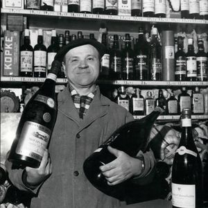 Une histoire qui rappelle également la place unique occupée par la propriété de Bernard Arnault dans le monde du luxe et du vin de collection.

24 février 2012 - Le caviste le plus pittoresque de Paris : avec la prolifération des « supermarchés », les amateurs et les connaisseurs de bon vin craignent que les véritables cavistes ne disparaissent. L'un des plus pittoresques de ces négociants est Jean-Baptiste Besse, dont la boutique se trouve en face de l'École Polytechnique. Il y est installé depuis plus de 30 ans. Tous ceux qui peuvent s'offrir un Château d'Yquem 1937 et autres vins de ce cru viennent lui rendre visite. La photo montre Jean-Baptiste Besse dans sa boutique. (Crédit image : © Keystone Pictures USA/ZUMAPRESS.com)