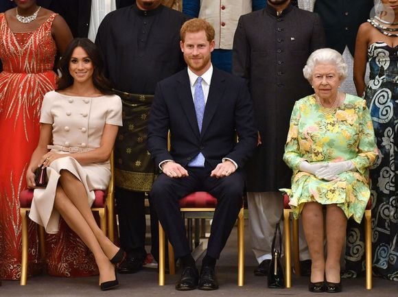 Le 26 juin 2018, la reine Elizabeth II avec le duc et la duchesse de Sussex lors d'une photo de groupe à la cérémonie de remise des prix Queen's Young Leaders au palais de Buckingham. Photo : John Stillwell/PA Wire