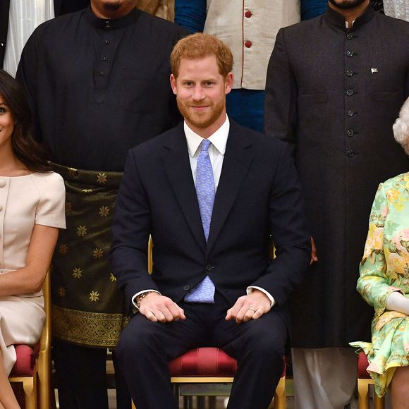 Le 26 juin 2018, la reine Elizabeth II avec le duc et la duchesse de Sussex lors d'une photo de groupe à la cérémonie de remise des prix Queen's Young Leaders au palais de Buckingham. Photo : John Stillwell/PA Wire