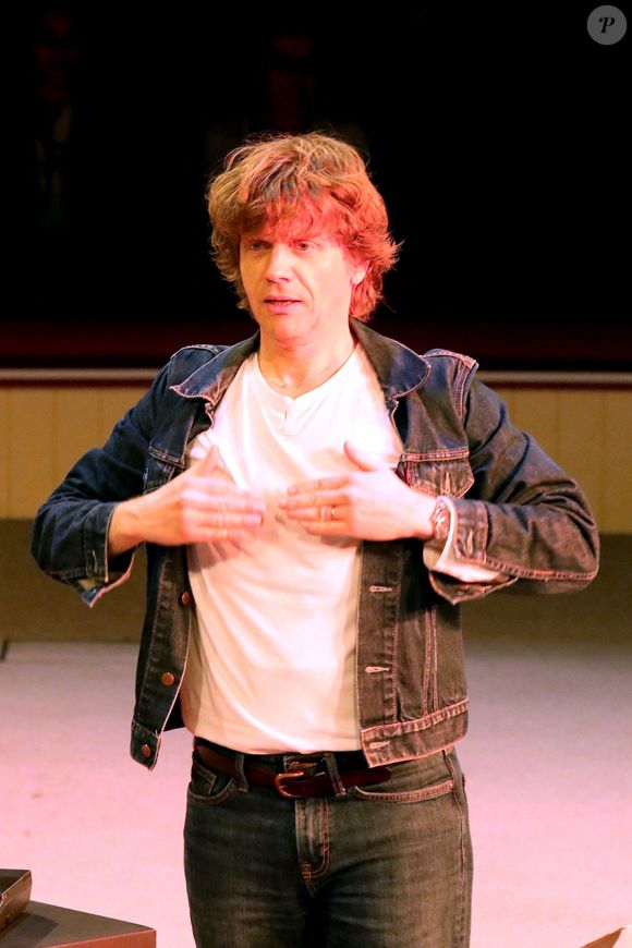 Exclusif - Alex Lutz raconte la vie de son père décédé lors de la Première représentation de son Spectacle « Sexe, grog et rocking chair », au Cirque d'hiver à Paris, France, le 4 Avril 2025.  © Bertrand Rindoff/Bestimage