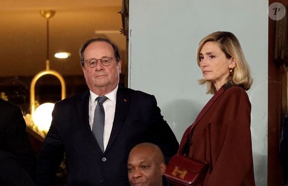 François Hollande et sa femme Julie Gayet assistent au match opposant C. Alcaraz à S. Tsitsipas lors des Internationaux de France de tennis de Roland Garros 2024 à Paris le 4 juin 2024. © Jacovides-Moreau/Bestimage