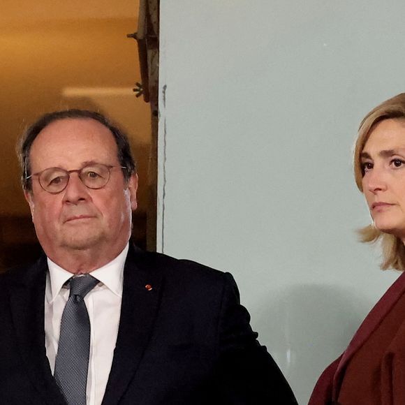 François Hollande et sa femme Julie Gayet assistent au match opposant C. Alcaraz à S. Tsitsipas lors des Internationaux de France de tennis de Roland Garros 2024 à Paris le 4 juin 2024. © Jacovides-Moreau/Bestimage