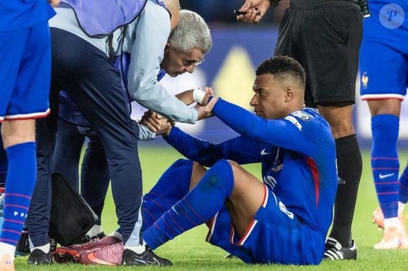 Kylian Mbappé (Blessé) lors du match de football de qualification pour la coupe du monde 2026 opposant la France à Azerbaïdjan (3-0) au Parc des Princes à Paris, France, le 10 àctobre 2025. © Cyril Moreau/Bestimage