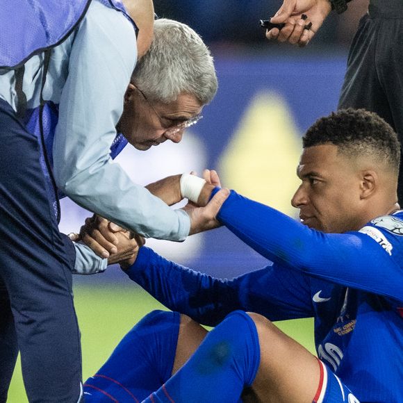 Kylian Mbappé (Blessé) lors du match de football de qualification pour la coupe du monde 2026 opposant la France à Azerbaïdjan (3-0) au Parc des Princes à Paris, France, le 10 àctobre 2025. © Cyril Moreau/Bestimage