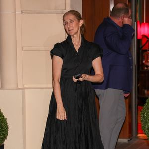 Paris, FRANCE - La chanteuse Céline Dion, fatiguée, rentre à son hôtel à 1h30 du matin après une longue répétition pour les Jeux Olympiques de 2024 à Paris.



Sur la photo : Celine Dion