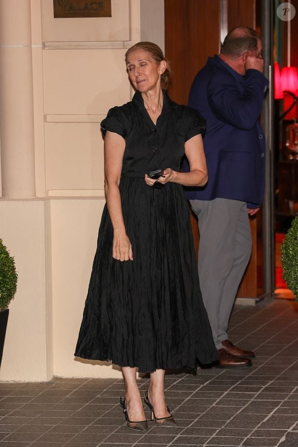 Paris, FRANCE - La chanteuse Céline Dion, fatiguée, rentre à son hôtel à 1h30 du matin après une longue répétition pour les Jeux Olympiques de 2024 à Paris.



Sur la photo : Celine Dion