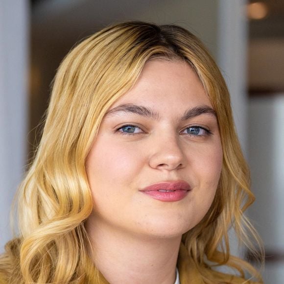 Louane a révélé souffrir de dysmorphophobie dans l’émission Clique de Mouloud Achour. 

Louane à Amsterdam aux Pays-Bas - L'événement annuel Eurovision in Concert attire les fans et les artistes à Amsterdam, suscitant l'enthousiasme pour le prochain Concours Eurovision de la Chanson. Crédit : Backgrid USA / Bestimage