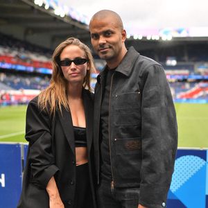 Tony Parker et sa compagne Agathe Teyssier avant l'épreuve finale de football opposant la France à l'Espagne lors des Jeux Olympiques de Paris 2024 (JO) au Parc des Princes, à Paris, France, le 9 août 2024. © Jacovides-Perusseau/Bestimage