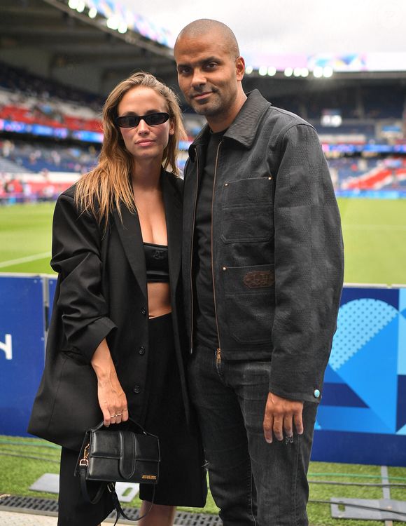 Tony Parker et sa compagne Agathe Teyssier avant l'épreuve finale de football opposant la France à l'Espagne lors des Jeux Olympiques de Paris 2024 (JO) au Parc des Princes, à Paris, France, le 9 août 2024. © Jacovides-Perusseau/Bestimage