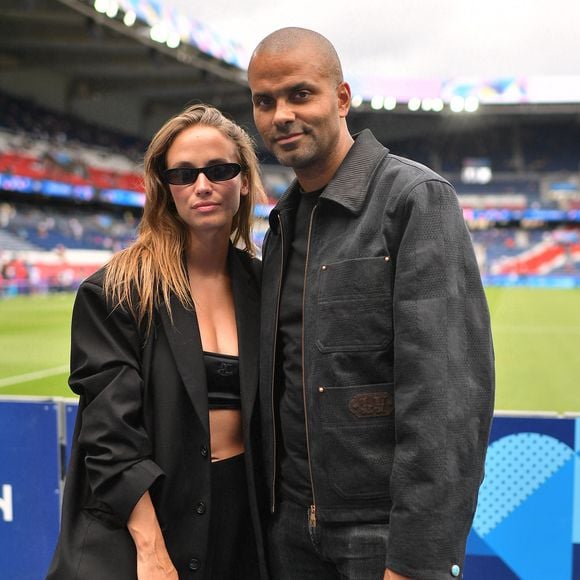 Tony Parker et sa compagne Agathe Teyssier avant l'épreuve finale de football opposant la France à l'Espagne lors des Jeux Olympiques de Paris 2024 (JO) au Parc des Princes, à Paris, France, le 9 août 2024. © Jacovides-Perusseau/Bestimage